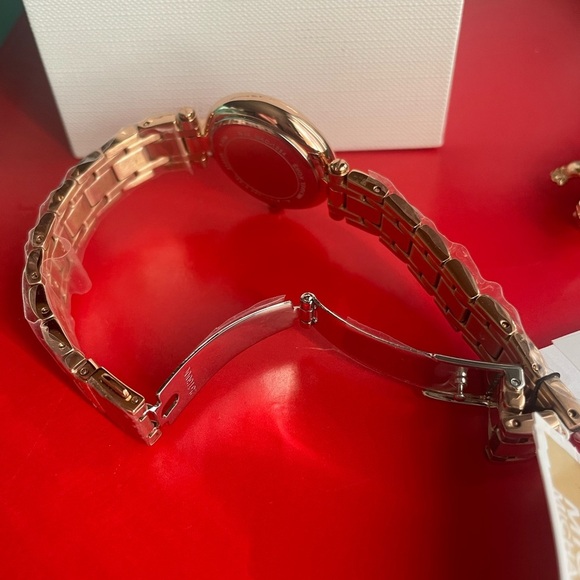 MICHAEL KORS WATCH,Michael Kors Gold Watch. - Picture 3 of 10